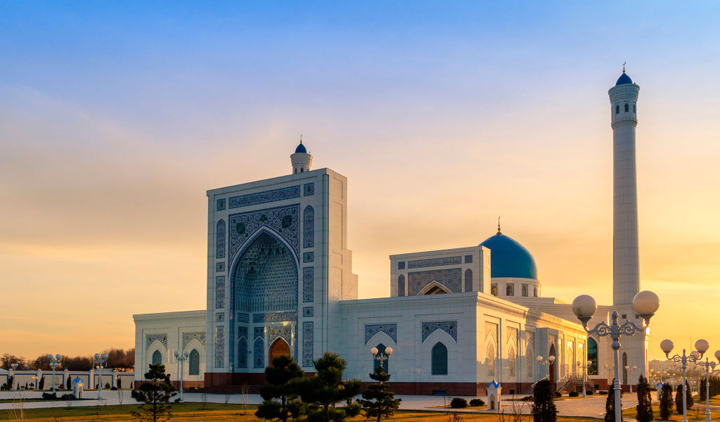 Мечеть Минор на фоне красивого неба город Ташкент 