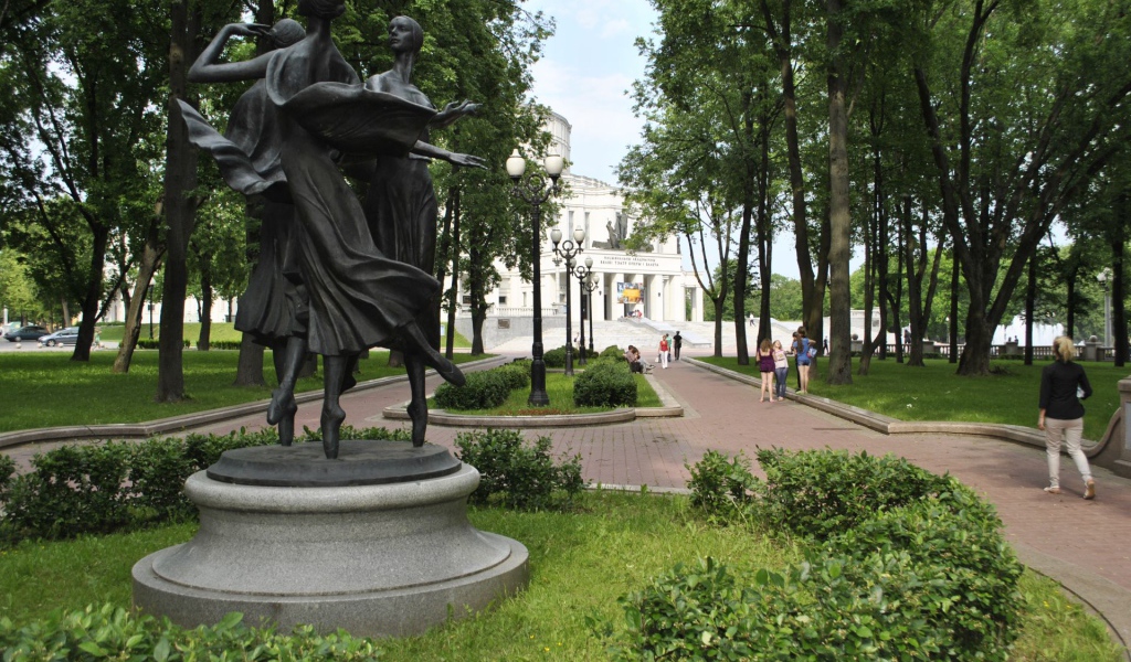 Памятник балеринам в парке имени Янки Купалы город Минск 
