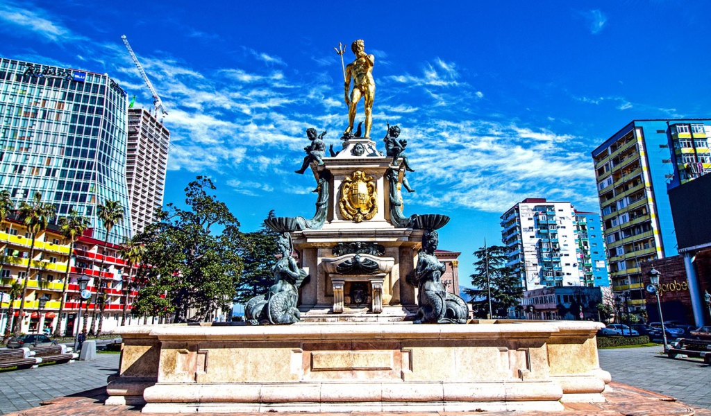 Памятник на проспекте Руставели Батуми 