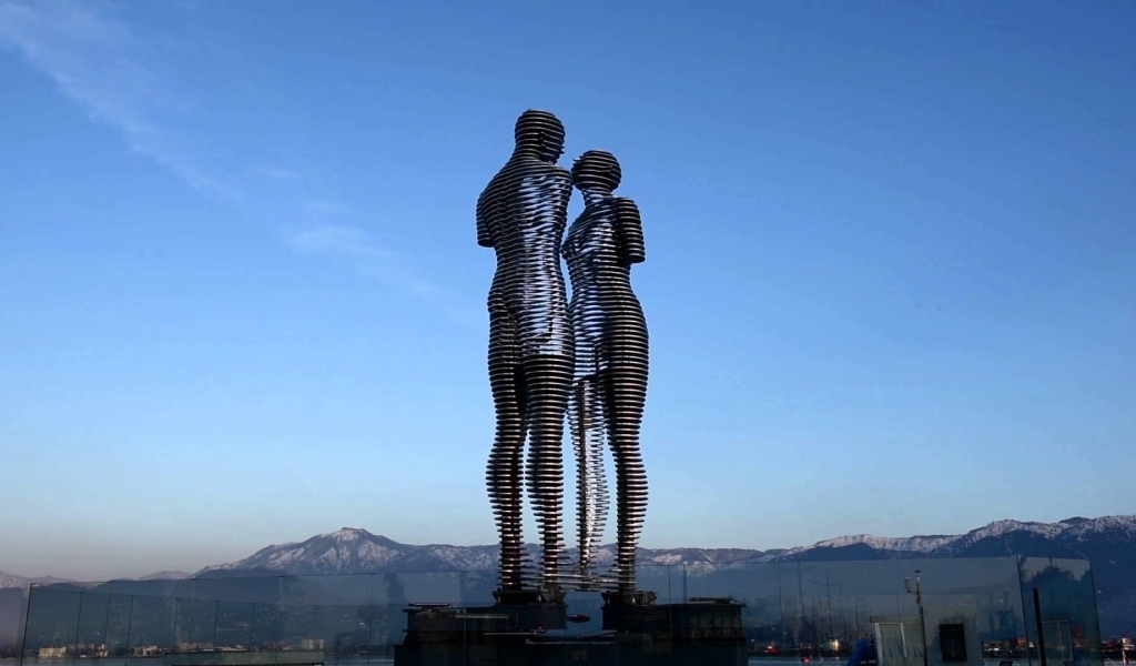 Движущиеся статуя Али и Нино набережная Батуми 