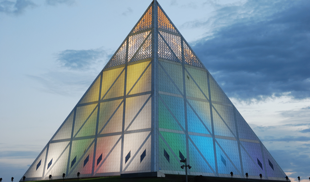 Дворец мира и согласия в форме пирамиды город Астана  