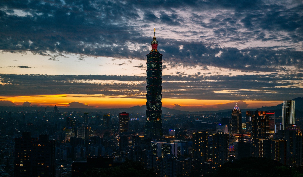 Небоскреб в ночном городе на фоне неба 