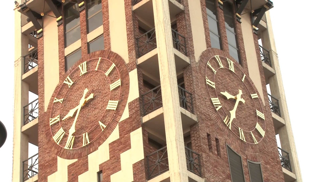 Часы на высотном здании Батуми 