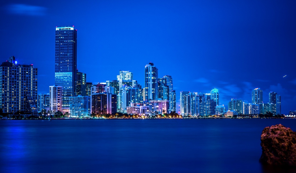 Ночной город Майами на берегу Атлантического океана 