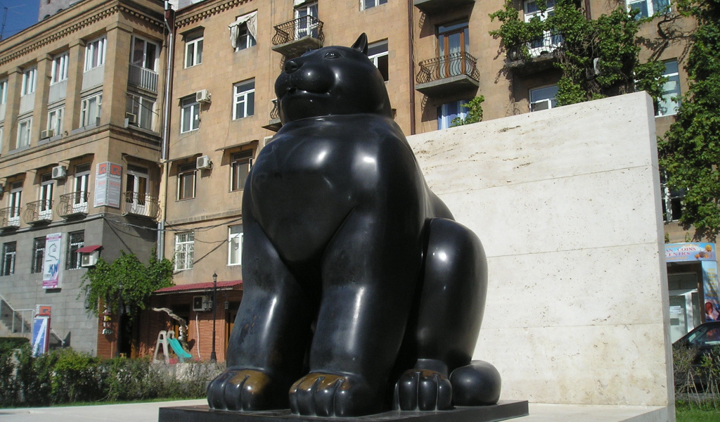 Толстый черный кот памятник в Ереване 
