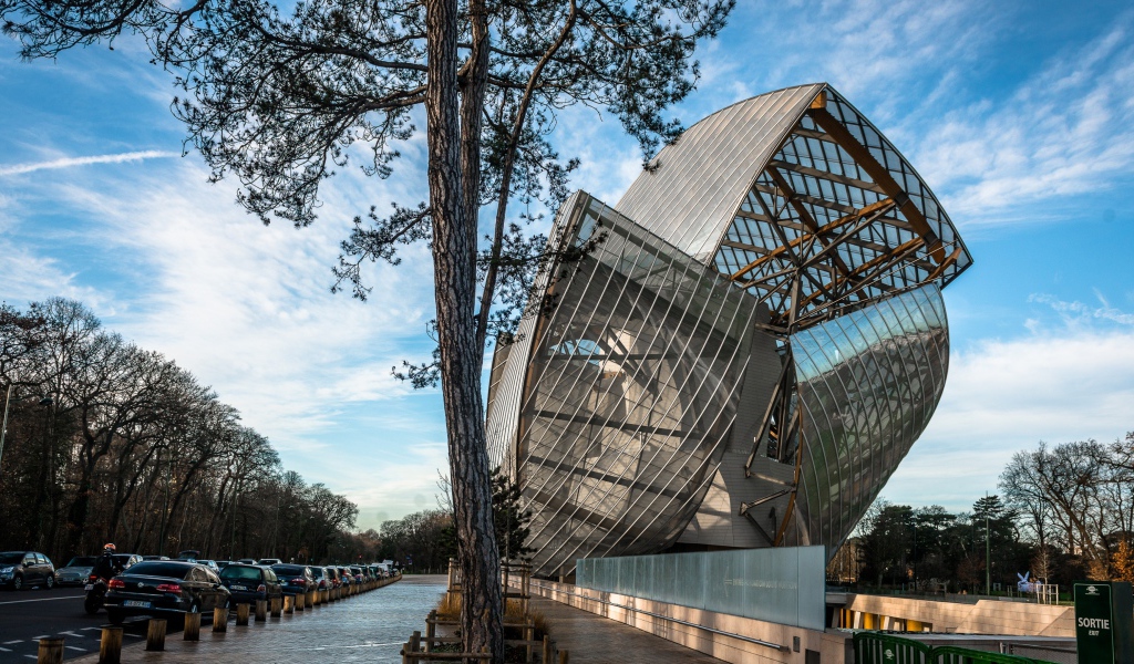 Необычное современное стеклянное здание,  Индия 