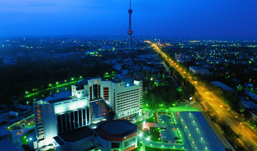 Вид на Ташкент и на ташкентскую телебашню в сумерках 