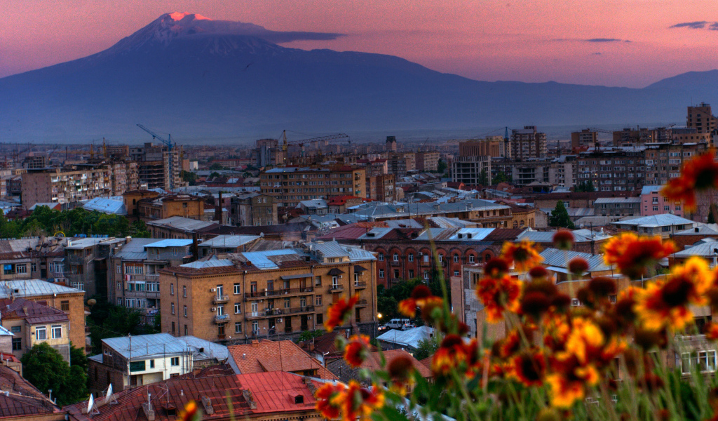 Вид на красивый город Ереван 