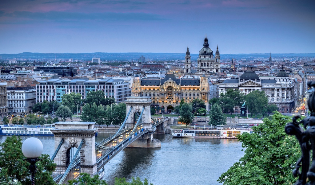 Вид на город Будапешт и на цепной мост, Венгрия 