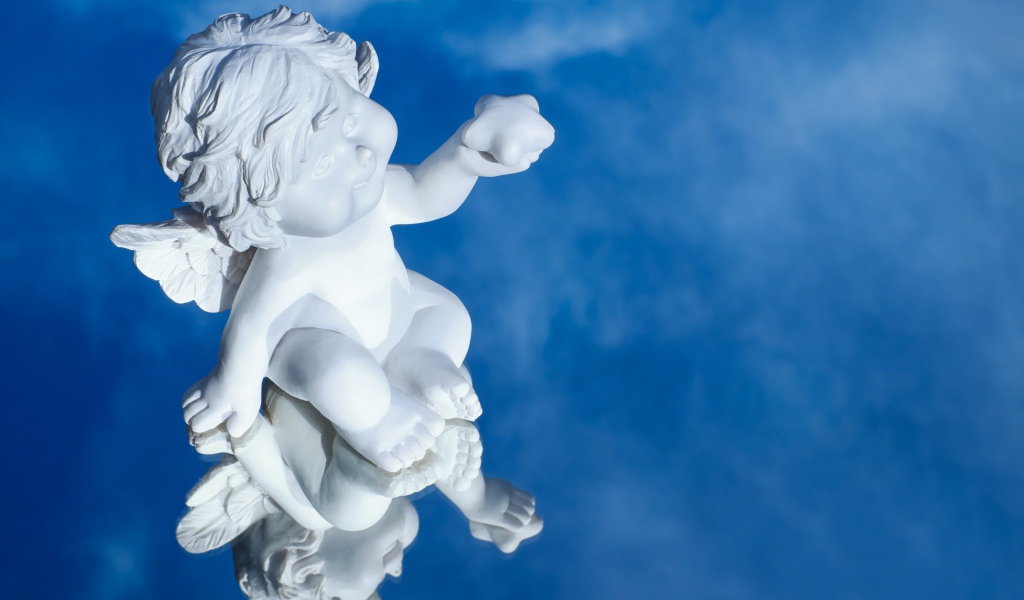 Маленькая статуя купидона отражается в голубой поверхности