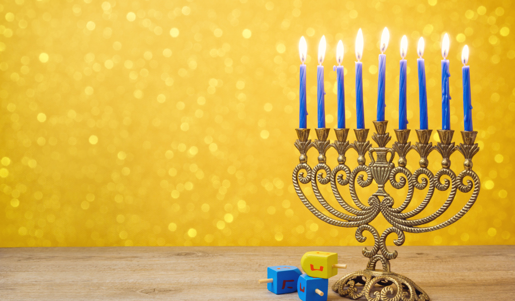 Красивый старинный подсвечник с голубыми свечами