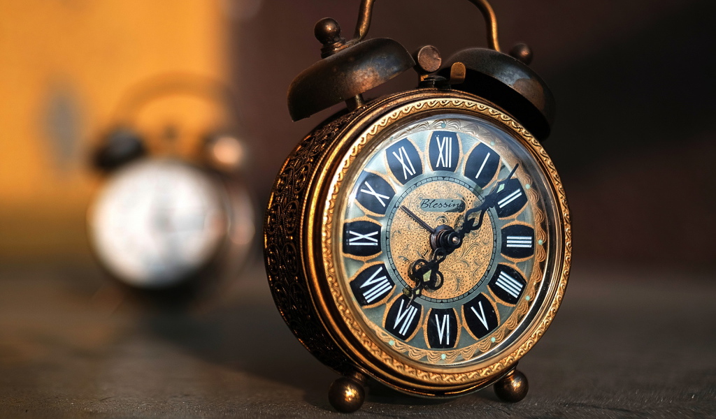 Красивый ретро будильник с черными стрелками