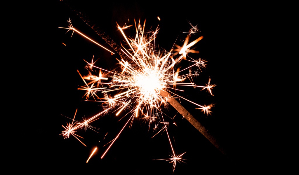 Бенгальский огонь с яркими искрами на черном фоне