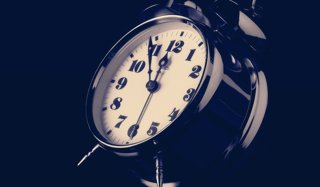 Черный металлический будильник 