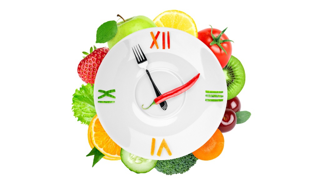 Креативные часы для вегетарианцев на белом фоне 