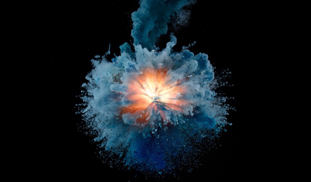 Взрыв с синим дымом на черном фоне 