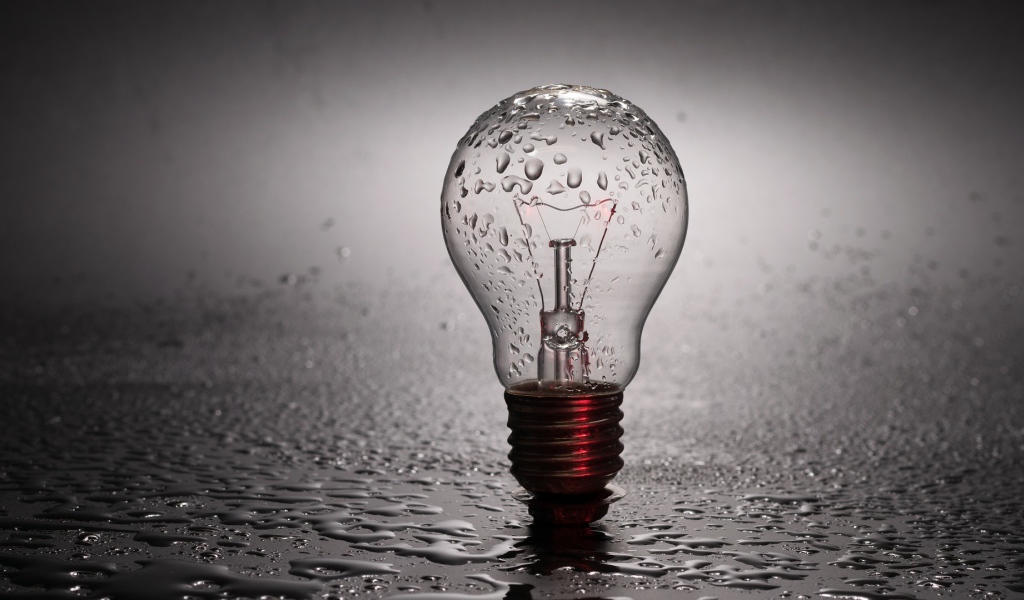 Стеклянная лампочка в каплях воды 