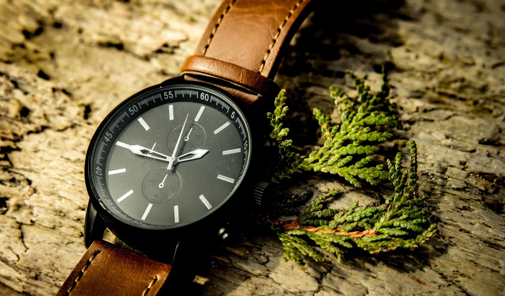 Стильные черные наручные часы с кожаным ремешком 