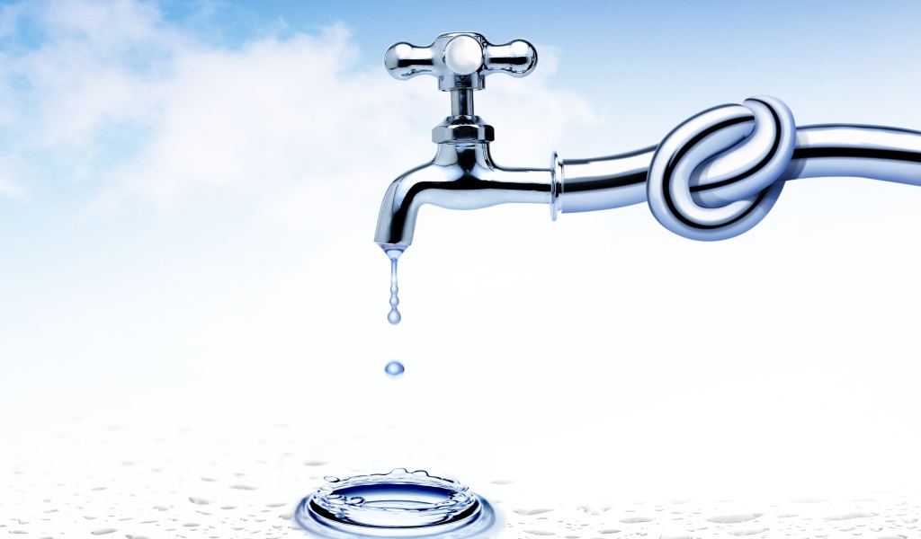 Вода капает из завязанного на узел водопроводного крана