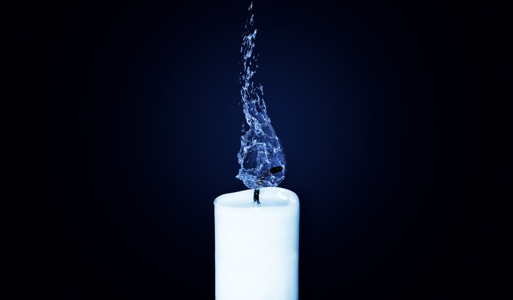 Белая свеча горит пламенем из голубой воды 