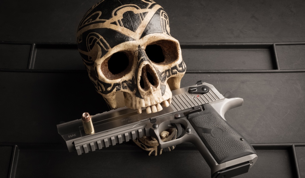 Разрисованный череп с пистолетом в зубах