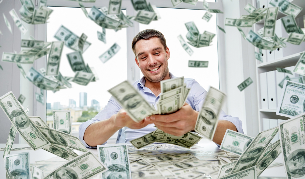 Улыбающийся мужчина разбрасывает доллары
