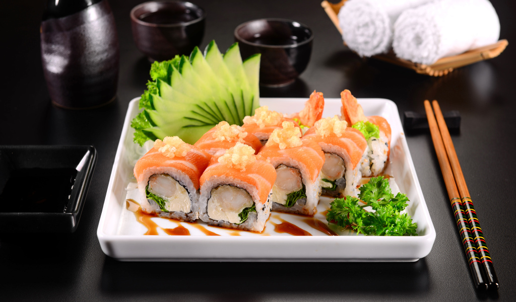Аппетитные японские суши с красной рыбой 
