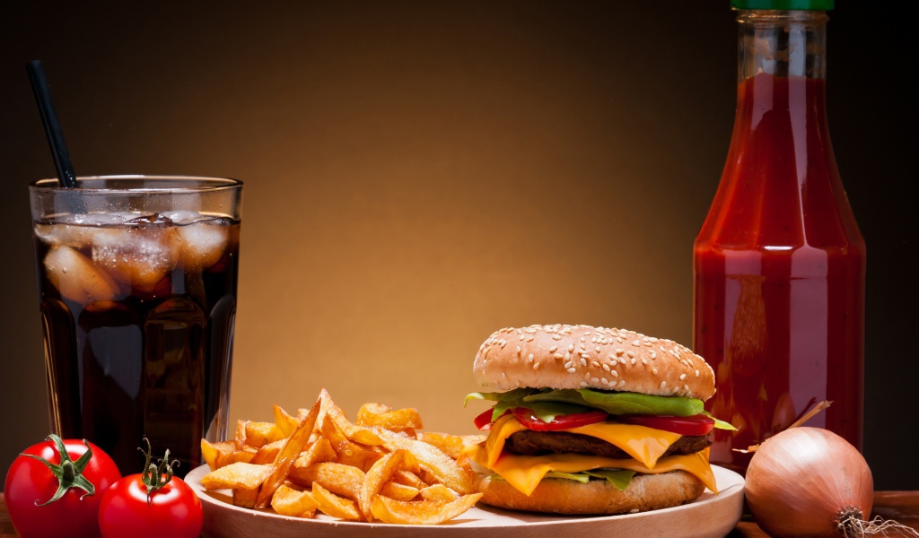 Аппетитная еда из фаст фуда на столе