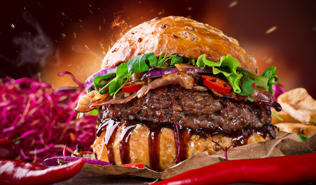 Аппетитный гамбургер с зеленью и острым перцем 