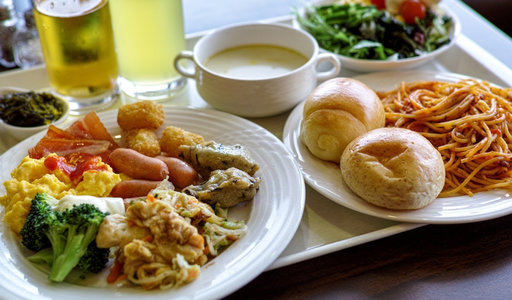 Аппетитный сытный завтрак на белых тарелках