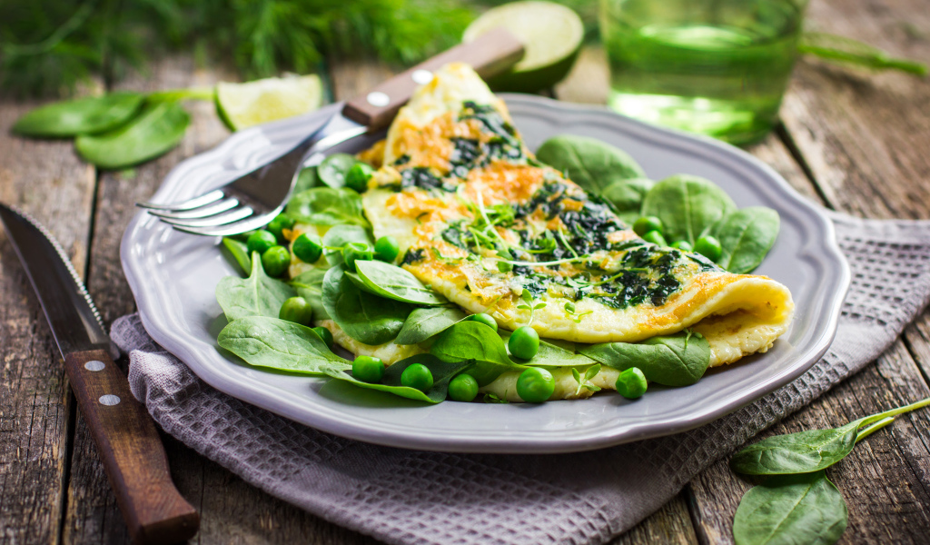 Аппетитный омлет с зелеными горошком и зеленью