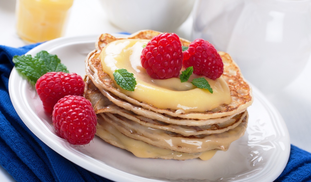 Аппетитные оладьи со сгущенкой и малиной