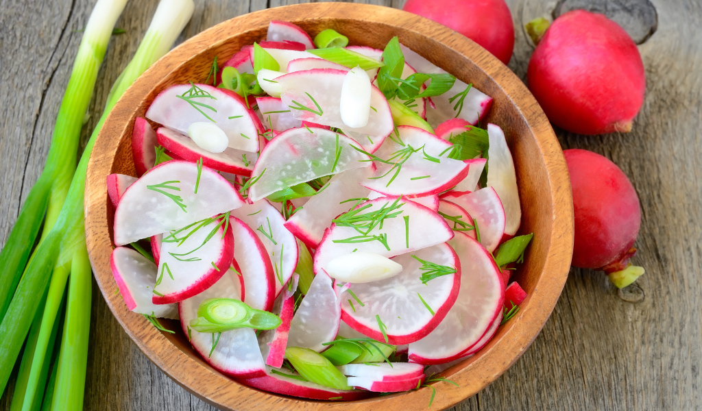 Аппетитный салат со свежего редиса с зеленым луком