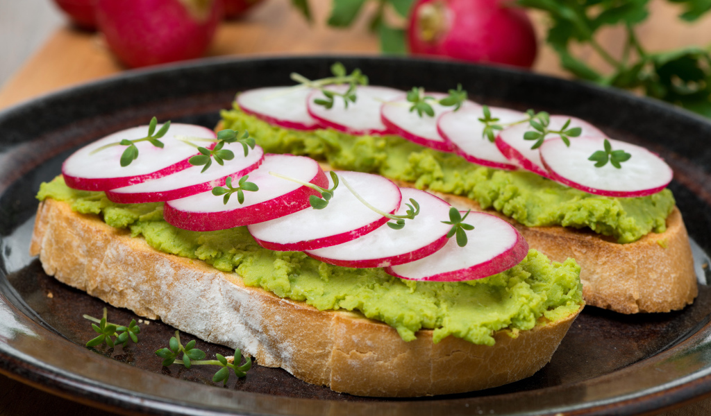 Аппетитный бутерброд с редисом