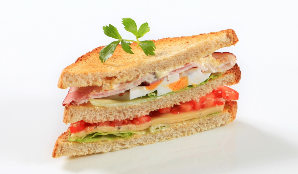 Аппетитный сэндвич с овощами на белом фоне