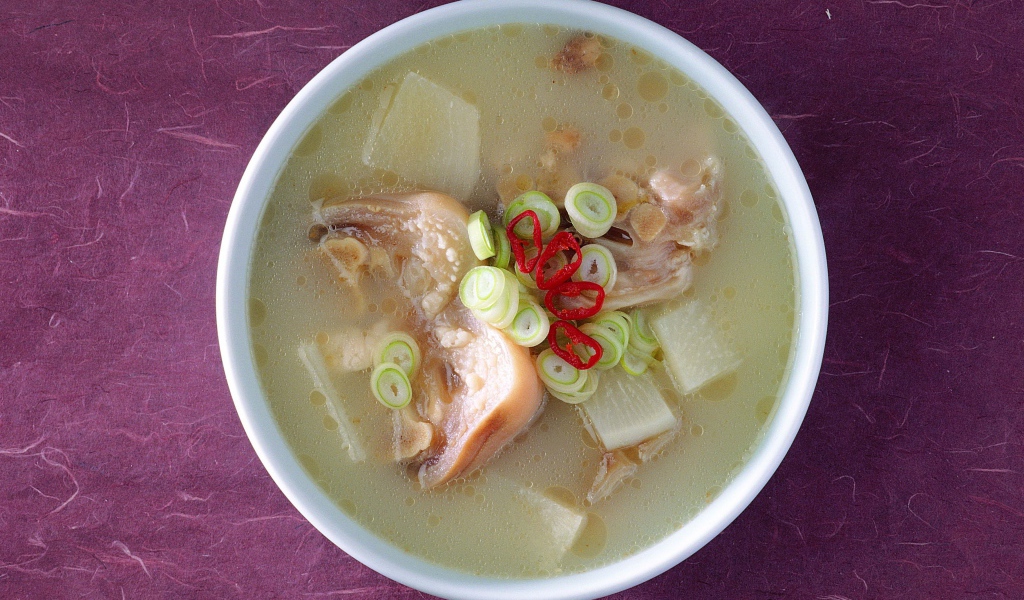 Аппетитный суп с морепродуктами и зеленым луком вид сверху