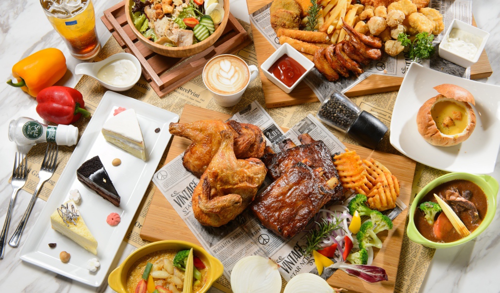 Аппетитный натюрморт еды из фаст фуда на столе