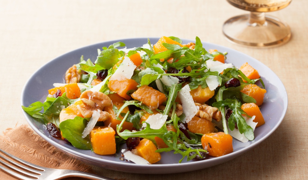 Аппетитный овощной салат на столе 