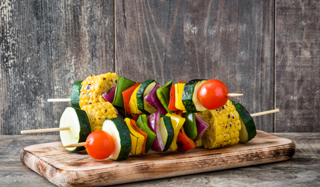 Аппетитный овощной шашлык на разделочной доске