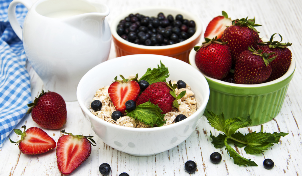 Ягоды клубники и черники на завтрак с овсяными хлопьями
