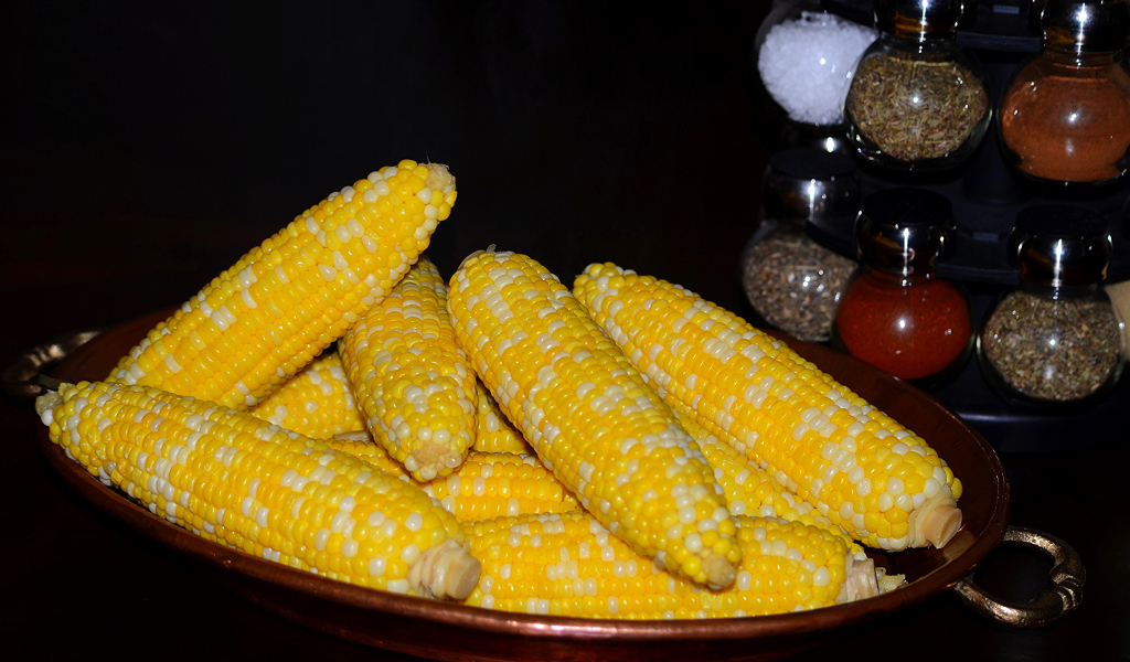 Вареная кукуруза на блюде крупным планом