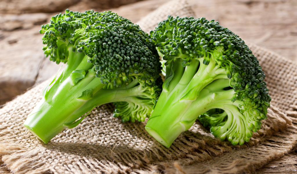 Брокколи на столе крупным планом