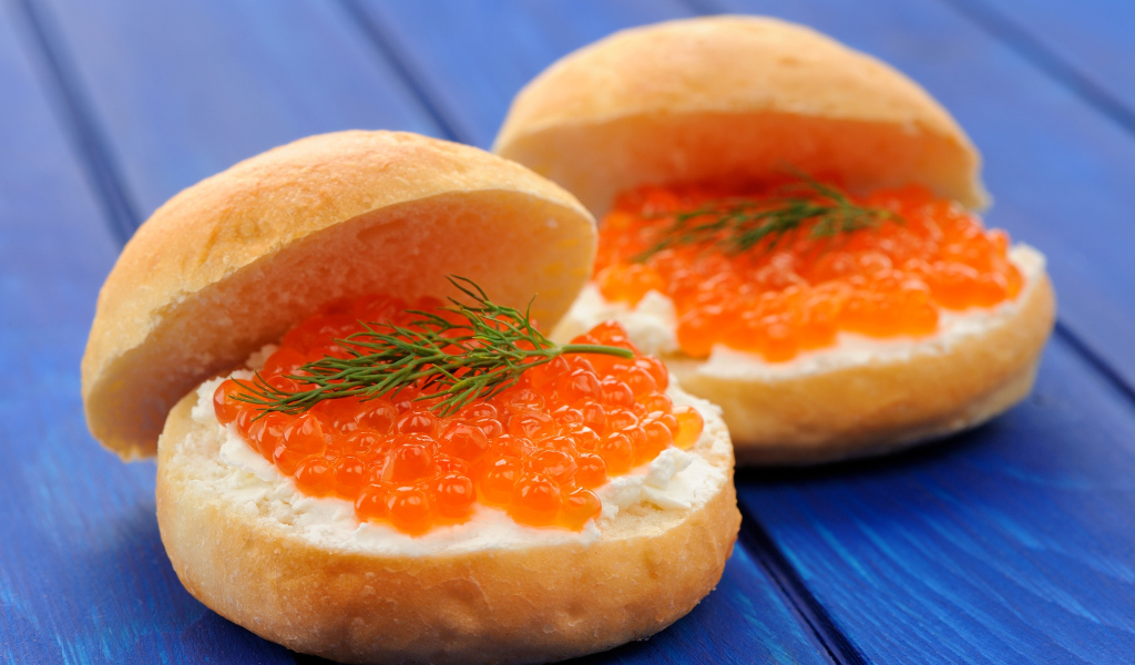 Булочки с красной икрой и сыром 