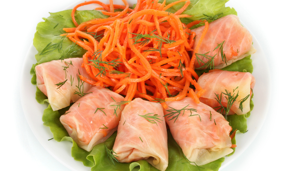 Голубцы с корейской морковью на белом фоне