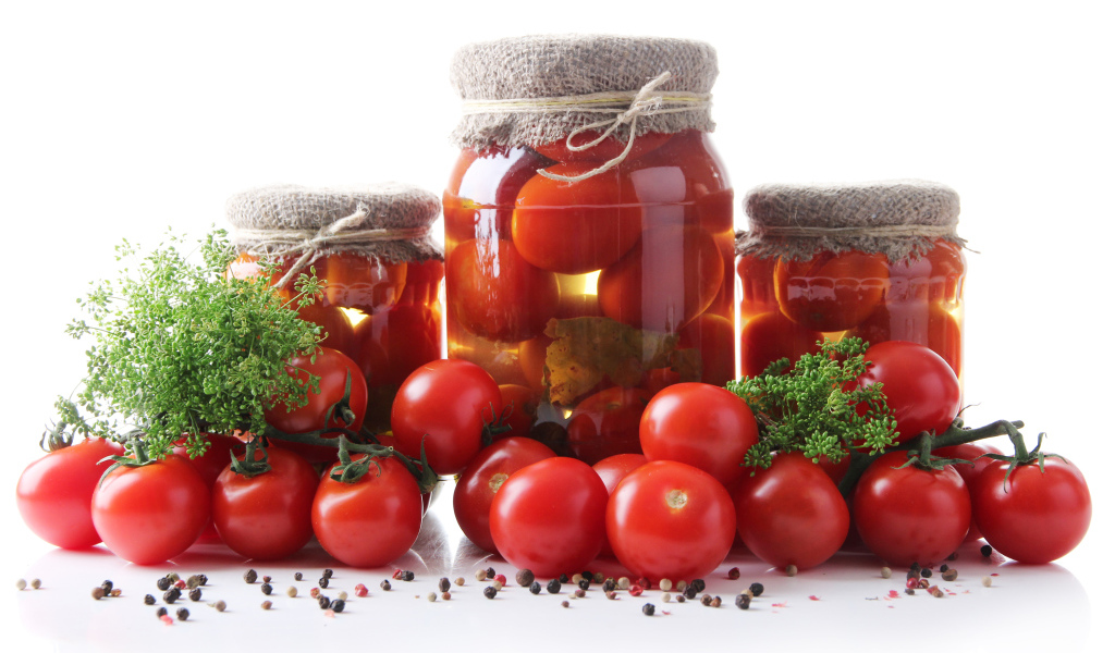Консервированные помидоры в стеклянных банках