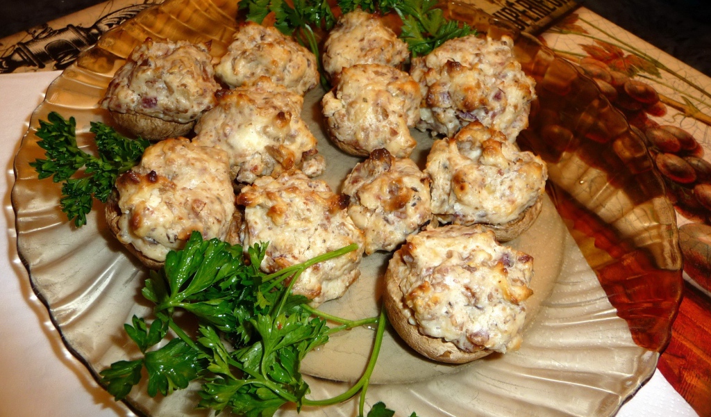 Шампиньоны фаршированные мясом с зеленью петрушки