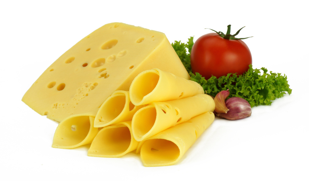 Сырная нарезка с помидором, листьями салата и чесноком на белом фоне