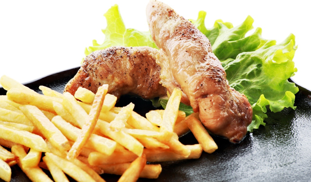 Куриные рулеты с картофелем фри и зелеными листьями салата