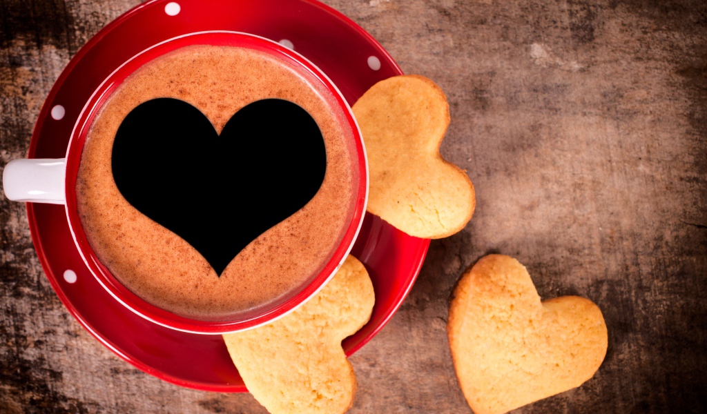 Кофе в красной чашке с печеньем 