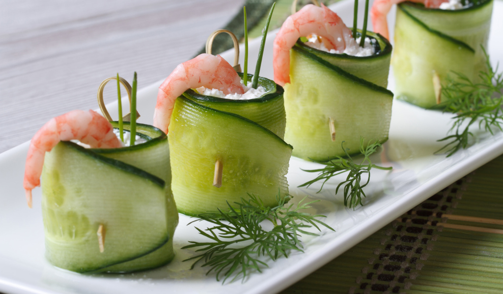 Роллы из огурца с креветками и зеленью 